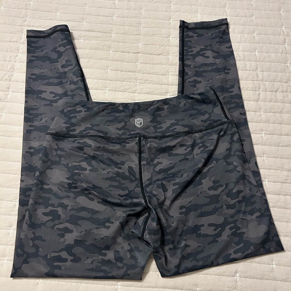 Born Primitive Camo Leggings NWOT